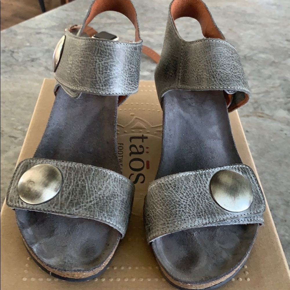 Taos carousel sandals in graphite